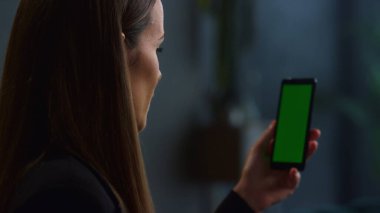 İş kadını ev telefonu müdüründe telefonla görüntülü konuşma yapıyor.