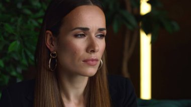 Ciddi bir iş kadını portresi. Ofisteki kanepede oturan bir işçi.