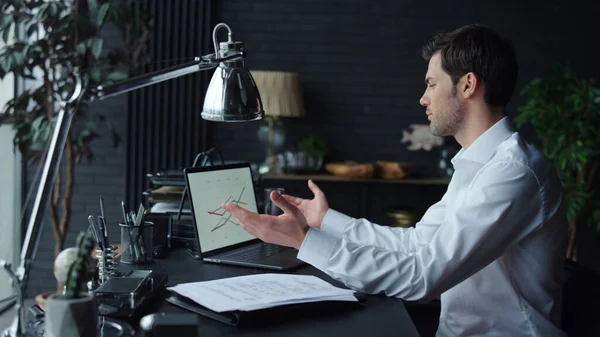 Homme d'affaires travaillant avec des graphiques sur ordinateur portable dans le bureau. Travailleur qui regarde les graphiques — Photo