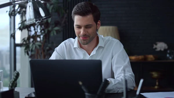 Homme d'affaires travaillant sur ordinateur portable au bureau à la maison. Dactylographie professionnelle sur clavier — Photo