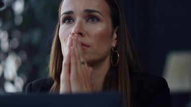 İş kadını uzak bir iş yerinde oturuyor. Dizüstü bilgisayarda yazan ciddi bir kadın.