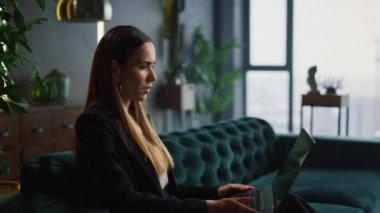 İş kadını ofisteki laptopta video görüşmesi yapıyor. İnternette kadın sohbeti
