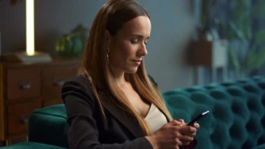 İş kadını ofisteki akıllı telefondan internete bakıyor. Akıllı telefon kullanan işçiler