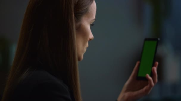 Mujer de negocios llamada de vídeo en línea en el teléfono inteligente. Gerente teniendo videoconferencia — Vídeos de Stock