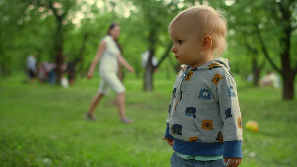 Criança focada lá fora. Mãe feliz e filho brincando com bola no parque — Fotografia de Stock