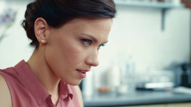 Mutfakta çalışan serbest çalışan bir kadın. İş kadını dizüstü bilgisayarda e-posta yazıyor.