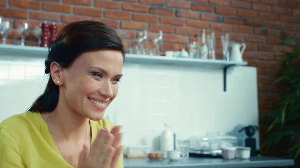 Förvånad kvinna applåderar på hemmakontoret. Glad hemmafru i köket. — Stockfoto