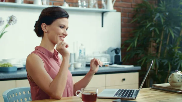 Mujer de negocios terminando el trabajo en el portátil. Chica joven bebiendo té en casa. — Foto de Stock