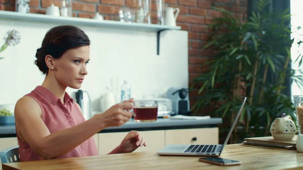 Üzletasszony gépel számítógépen a konyhában. Női szabadúszó befejező munka. — Stock Fotó