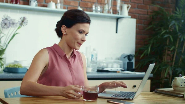 Mujer freelancer terminando el trabajo en la computadora. Estudiante chica consiguiendo idea en casa. —  Fotos de Stock