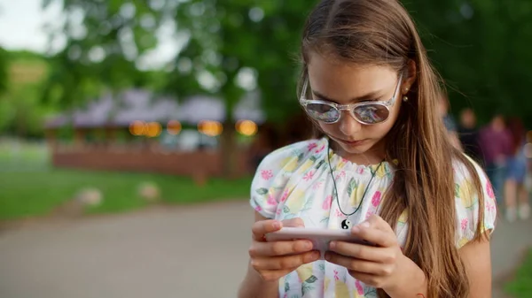 Koncentrált tini lány néz okostelefon. Komoly lány olvasás hírek mobil — Stock Fotó