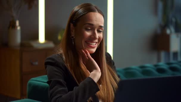 Zakenvrouw praat met cliënt via videogesprek op laptop. Vrouw met laptop — Stockvideo