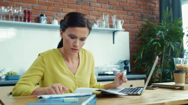 Empresaria revisando informe financiero. Chica contable trabajando con presupuesto . — Foto de Stock