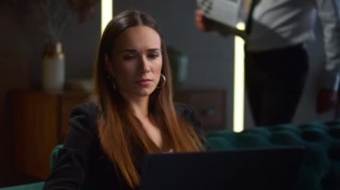 Ofiste birlikte çalışan iş adamları. Odaklanmış iş kadını