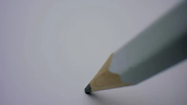 Closeup lápis de madeira escrevendo linha plana sobre fundo branco em câmera lenta — Fotografia de Stock