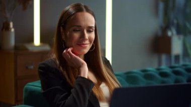 İş kadını videosu ofiste dizüstü bilgisayarla sohbet ediyor. Bilgisayar kullanan kadın