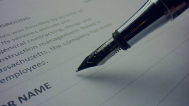 Bilinmeyen kişi kalemle belge imzalıyor. İşçi uçlu dolmakalem kullanıyor
