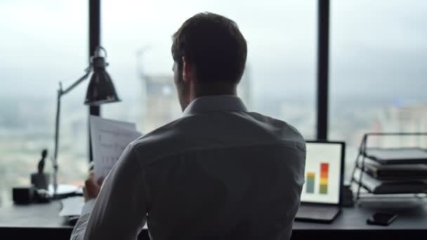 Επιχειρηματίας διαβάζει έγγραφα στο γραφείο. Επαγγελματικός εορτασμός νίκης — Αρχείο Βίντεο