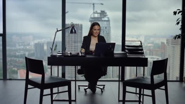 Femme d'affaires lisant des nouvelles sur ordinateur portable sur le lieu de travail. Travailleur célébrant le succès — Video