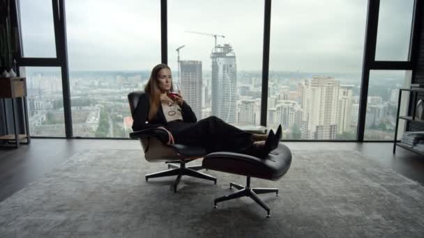 Femme d'affaires se détendre sur la chaise dans le bureau. Femme sentant l'arôme du vin dans le verre — Video