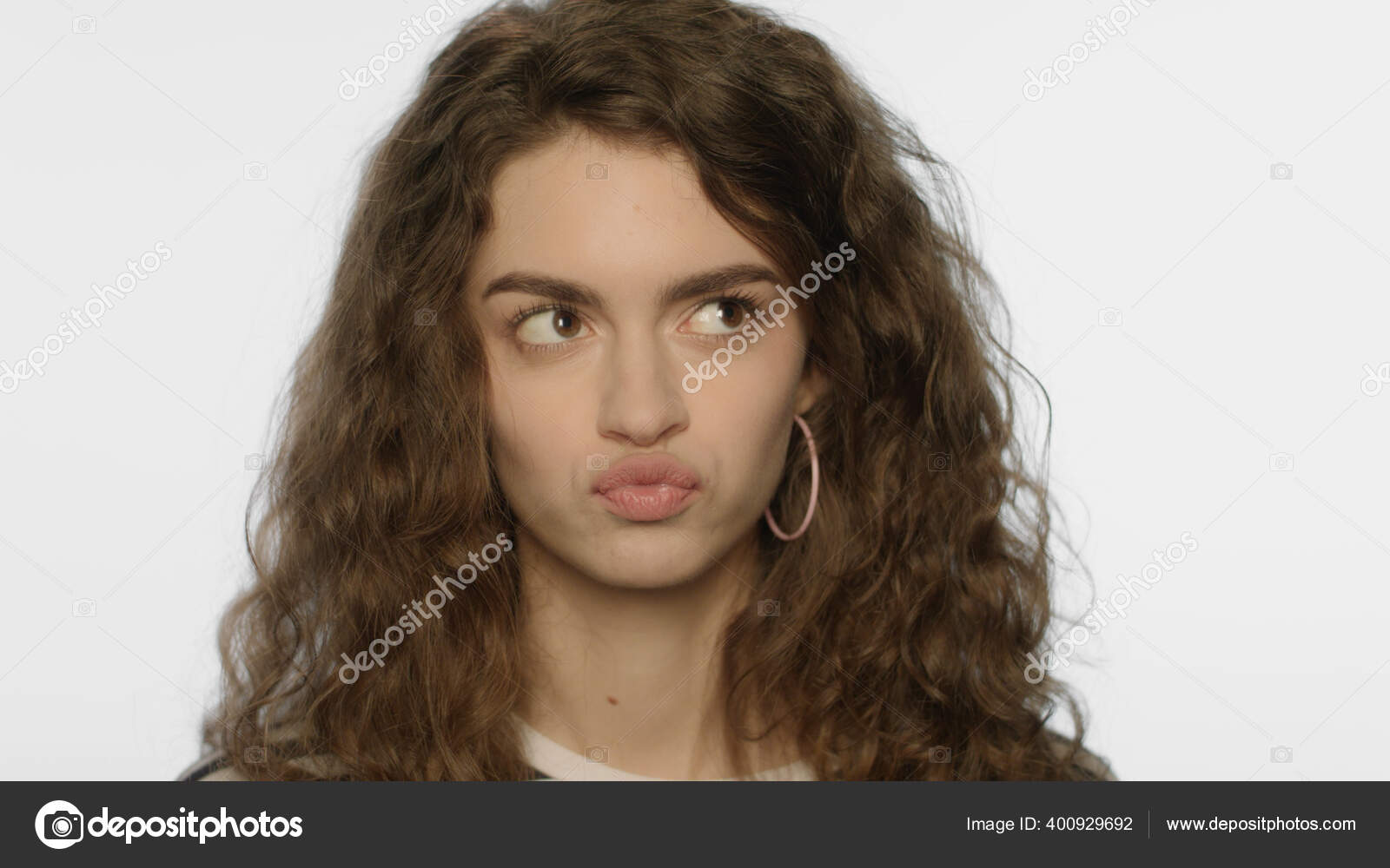 Капризная Женщина С Надутыми Губами В Студии. Портрет Смущённой.