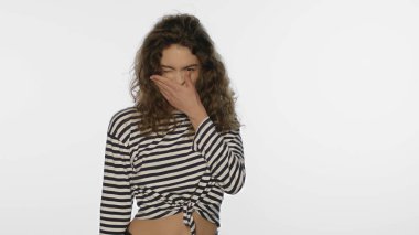 Beyaz arka planda gerinen tembel insan. Esneyen kadın portresi