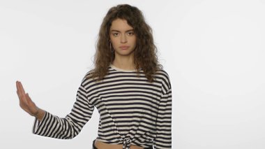 Negatif kadın hayır diyor. İlgisiz kadın olumsuz el hareketi gösteriyor.