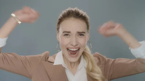 Feliz mujer de negocios celebrando el éxito. Emocionado ganador celebrando la victoria — Foto de Stock