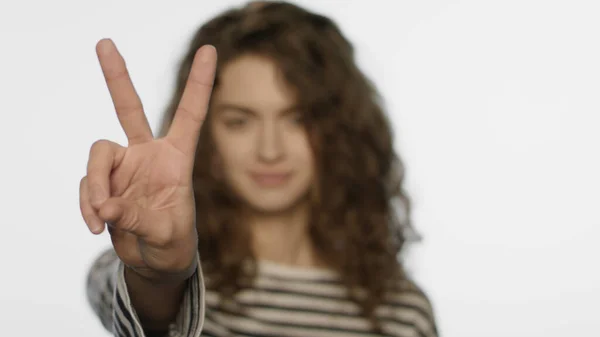 Ragazza allegra mostrando v segno mano. Ritratto di donna che mostra il gesto della vittoria — Foto Stock