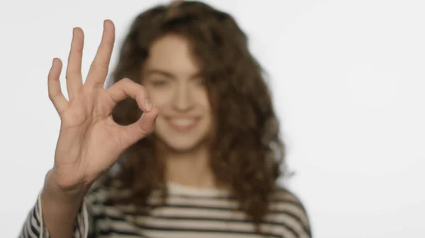 Een lachend meisje met een goede hand. Portret van een lachende vrouw met een goed gebaar — Stockfoto