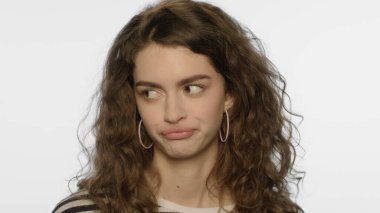 Şüpheci kadın yüz ifadesi. Eleştirel ifadeli bir kızın portresi