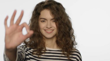 Kendine güveni tam bir kadın. Neşeli bir kadının el sallayan portresi.