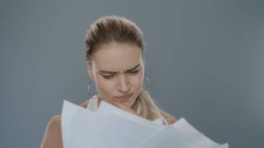 Ağır çekimde kağıtları fırlatan sinirli bir kadın. Profesyonel fırlatma kağıtlarını altüst et