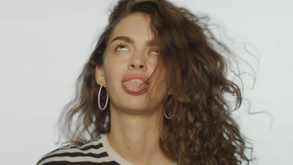 Hermosa cara alegre mujer sobre fondo blanco. Emoción juguetona femenina —  Fotos de Stock