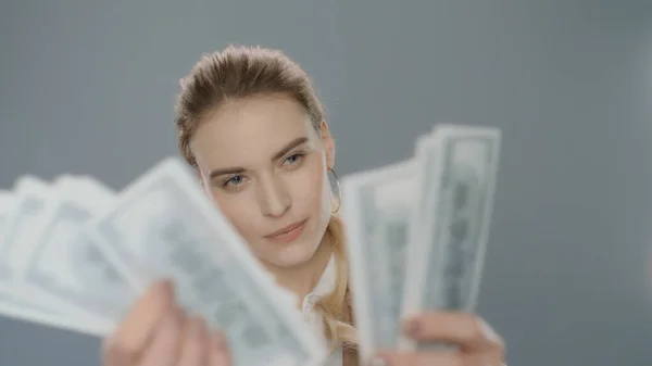 Het geldtelconcept. Zakelijke vrouw telt geld cash in slow motion — Stockfoto