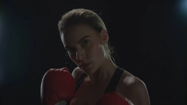 Mujer boxeando con cámara en cámara lenta. Boxeadora femenina entrenando golpes — Foto de Stock