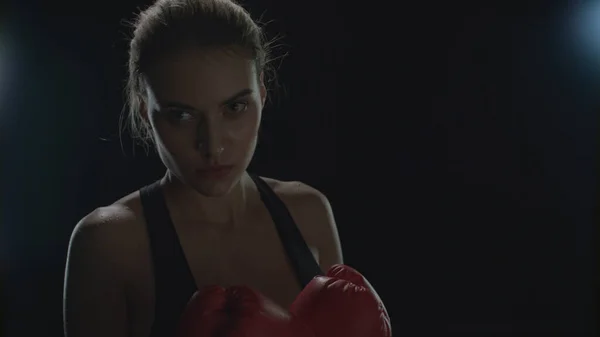 Boxeadora peleando con cámara en cámara lenta. Mujer entrenamiento de combate — Foto de Stock