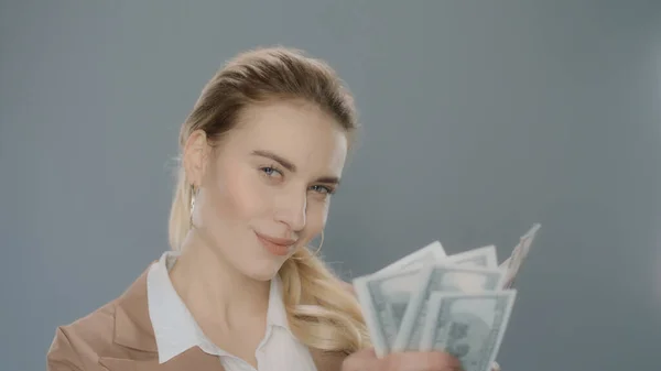 Jonge zakenvrouw telt cash geld in slow motion. Vrouwen die geld tellen — Stockfoto