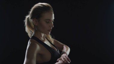 Spor salonunda beden eğitimi eğitimi eğitimi egzersizi. Spor kadının vücut değiştirmesi.