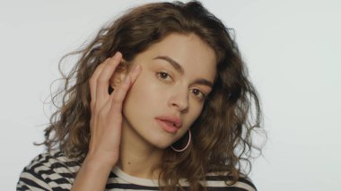 Genç bir kadının portresi doğal makyaj. Dudağına ruj süren güzel bir model.