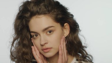 Stüdyoda genç bir kadın cilt bakımı. Moda modelinin cilde dokunuşunu kapat