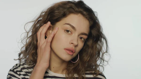 Retrato de mujer joven maquillaje natural. Modelo de belleza aplicando lápiz labial en los labios —  Fotos de Stock