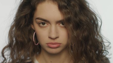 Kızgın kadın yüz ifadesi. Üzgün model yüzü. Üzgün kız yüz ifadesi