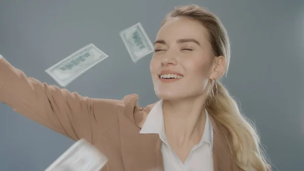 スローモーションでお金を投げる幸せなビジネス女性。裕福な実業家 — ストック写真