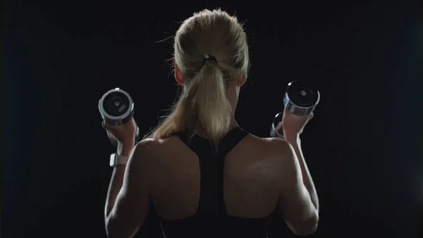 Entrenamiento de mujer deportiva con pesas en cámara lenta. Ejercicio deportivo modelo Fitness — Foto de Stock