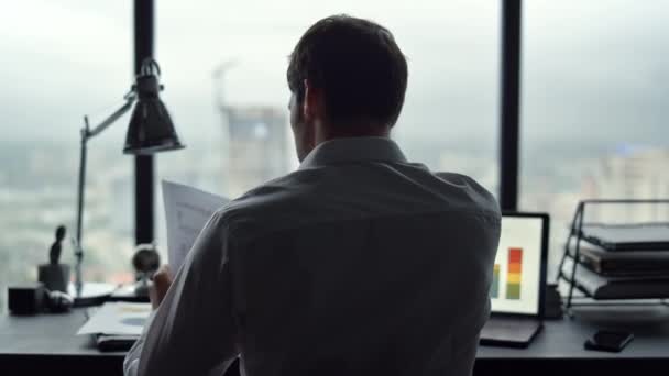 Biznesmen przeglądający dokumenty w biurze. Mężczyzna odczuwający stres w pracy — Wideo stockowe