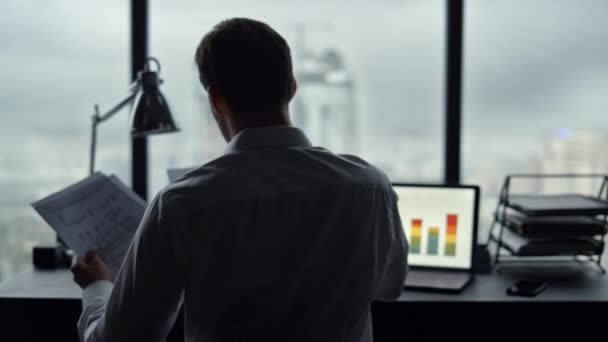 Hombre de negocios irreconocible mirando malas estadísticas financieras en los papeles — Vídeos de Stock