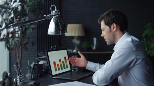 Podnikatel analyzuje grafy na obrazovce notebooku v kanceláři. Muž pracující na notebooku — Stock video