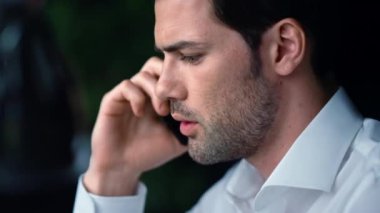 İş adamı yüzü, müşteriyle akıllı telefondan konuşuyor. Cep telefonu kullanan adam
