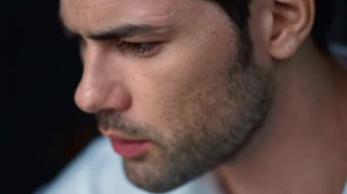 Ciddi bir iş adamı portresi. Kapalı alanda çalışan erkek çalışan.